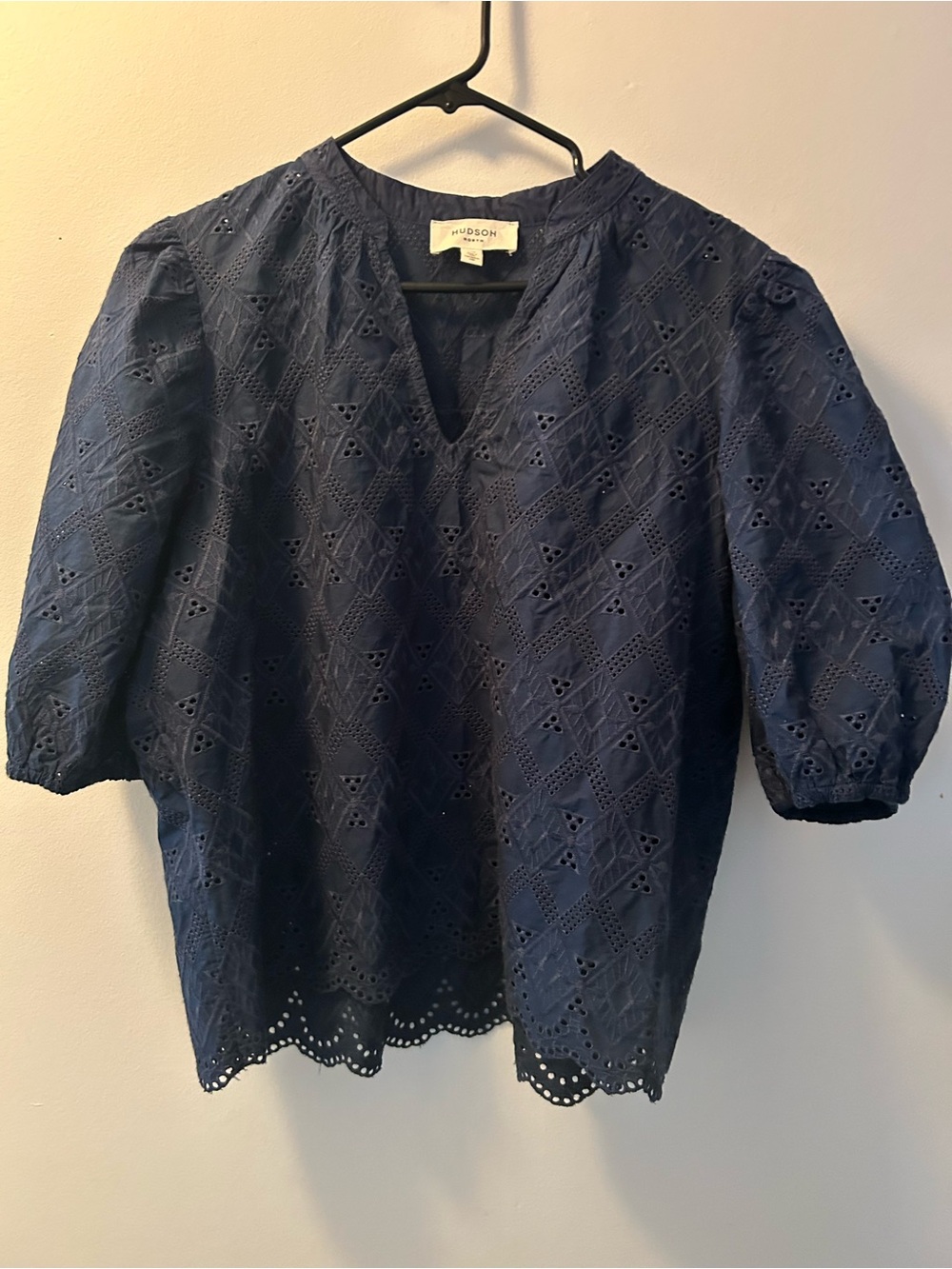 Hudson North Eyelet V-Neck Puff Sleeve navy Blouse L